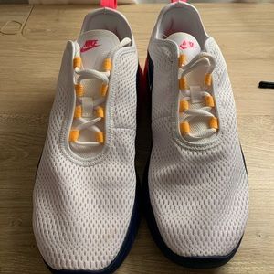 NIKE WOMENS AIR MAX MOTION 2 - WHITE